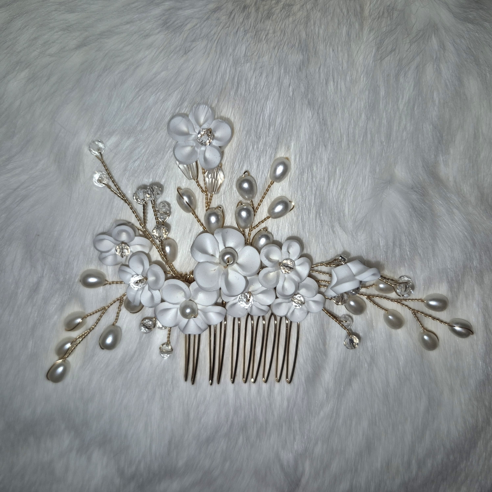 Elegant White Floral Hair Comb